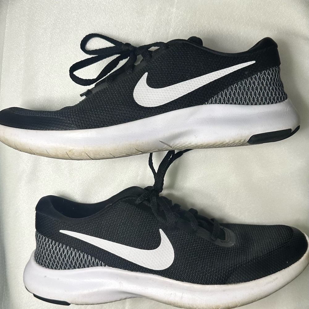 Nike Flex Experience RN 7 Black & White Running Shoes (Size 9.5 W)